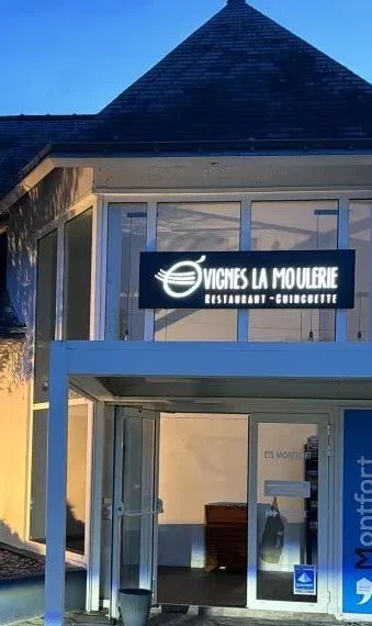 L’Enseigne Lumineuse : Brillez de jour comme de nuit