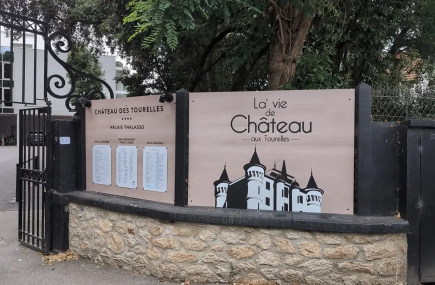 Signalétique extérieure effet bois : le défi sur-mesure du Château des Tourelles à Pornichet